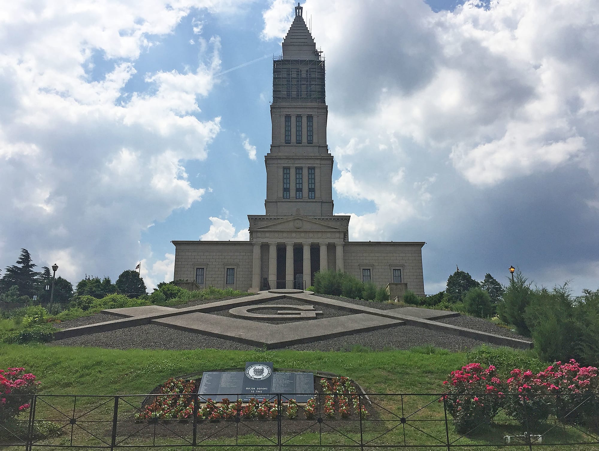 Exterior photo of the George Washington Masonic National Memorial sitting on a grassy hill.