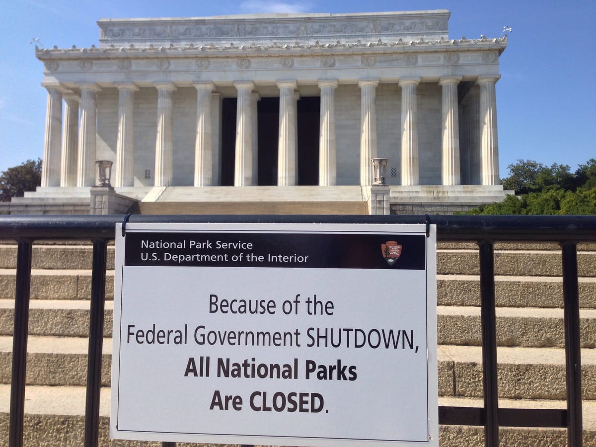 Sign at a Washington memorial about the government shutdown closing national parks.