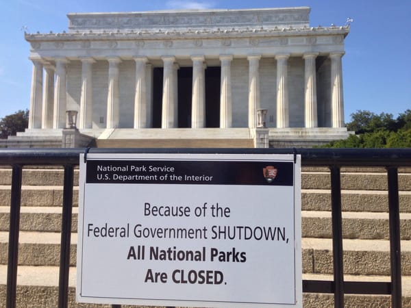 Sign at a Washington memorial about the government shutdown closing national parks.